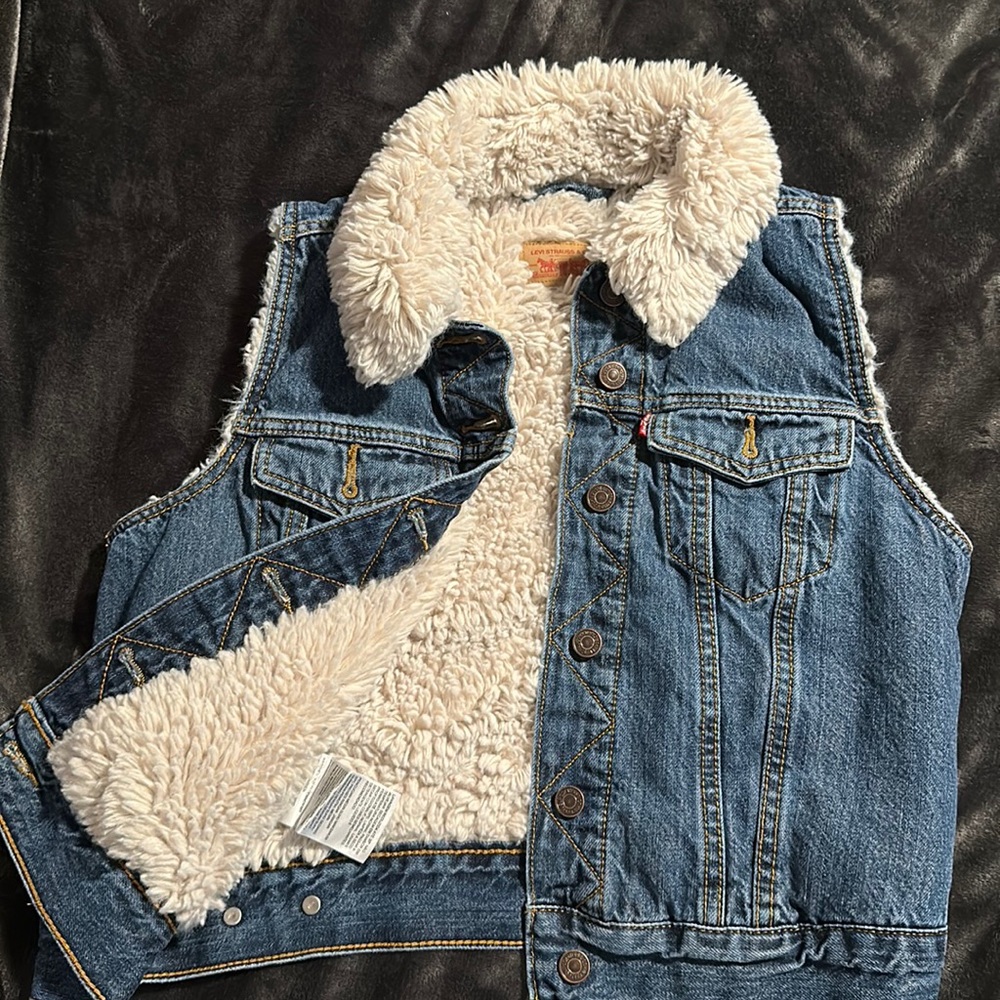 Ladies Levi’s Sherpa lined vest size Med